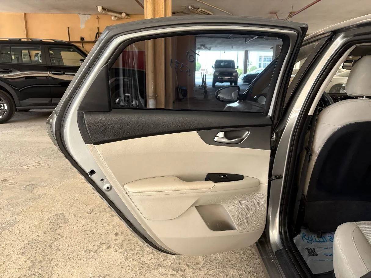 Car image 14