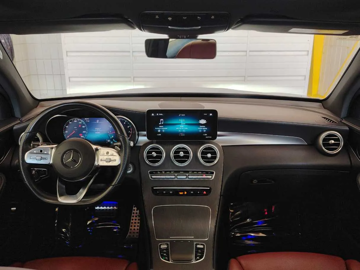 Car image 19