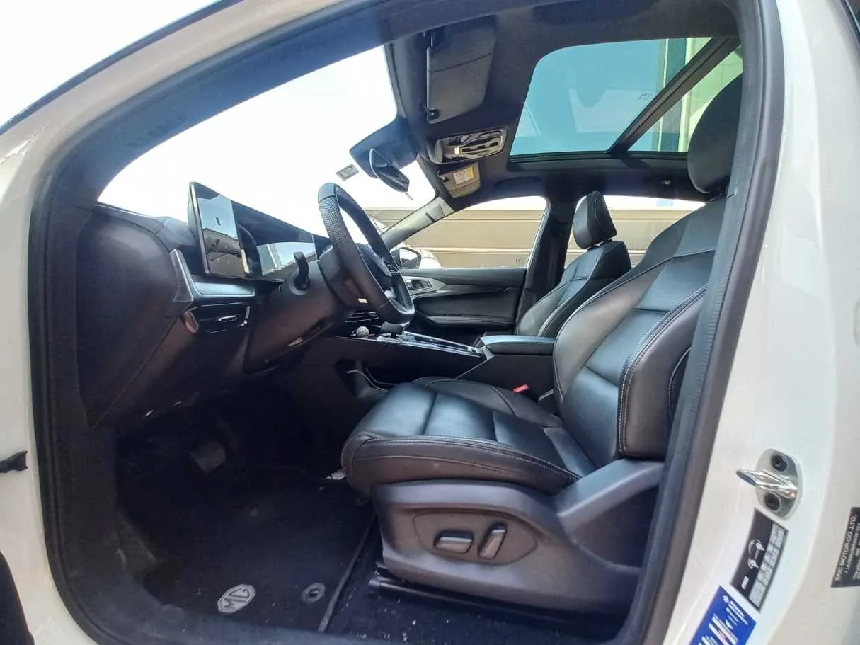 Car image 12