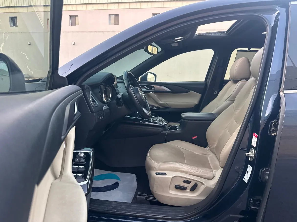 Car image 12