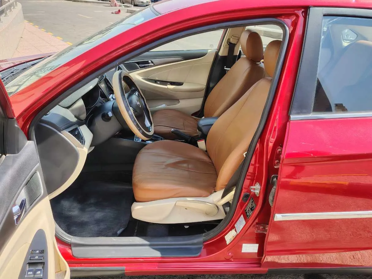 Car image 12
