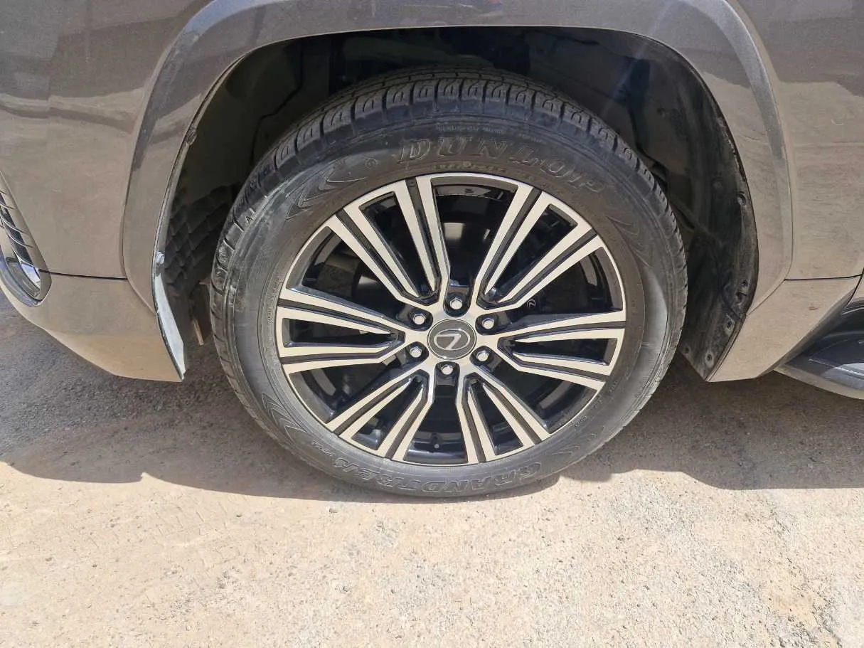 Car image 10