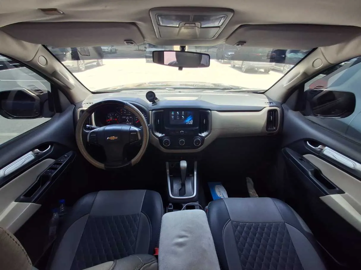 Car image 14