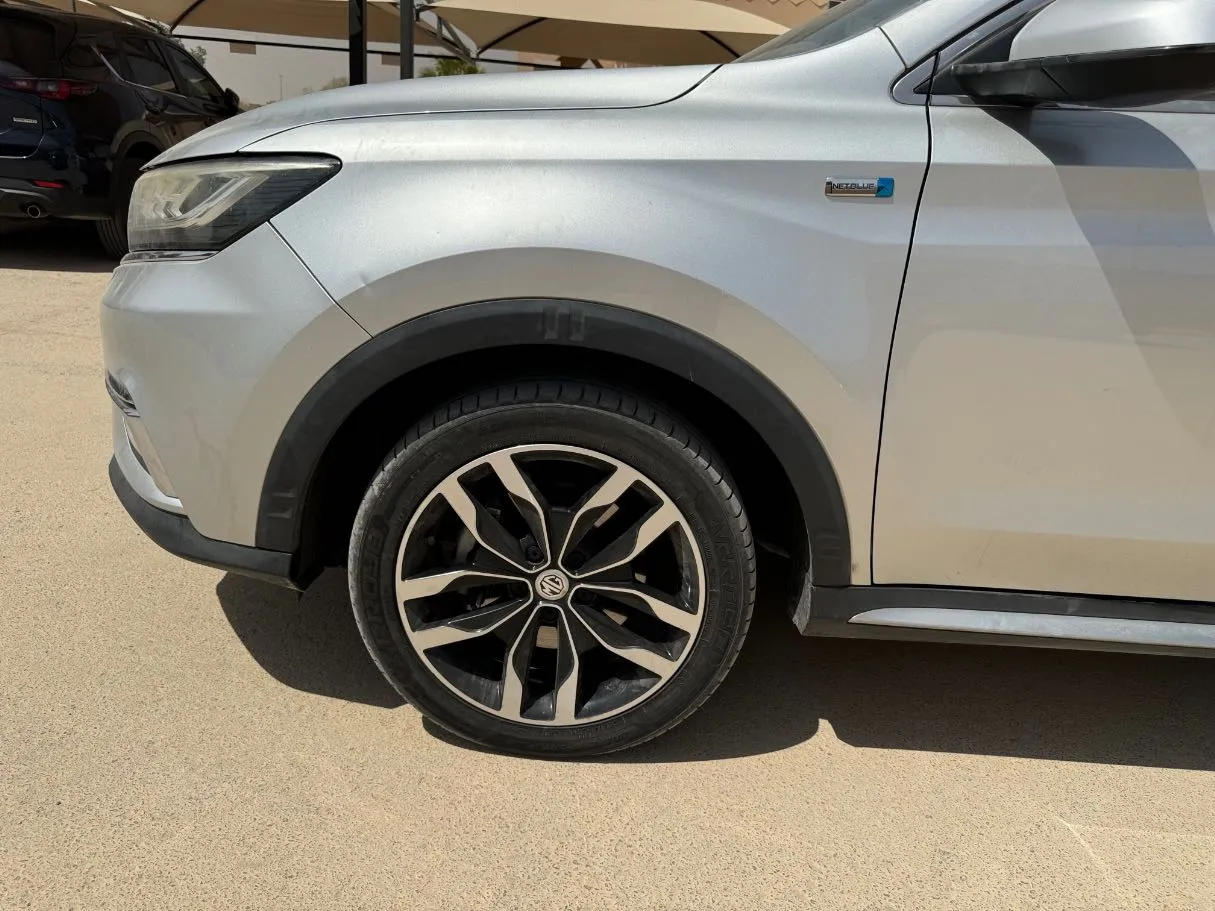 Car image 9
