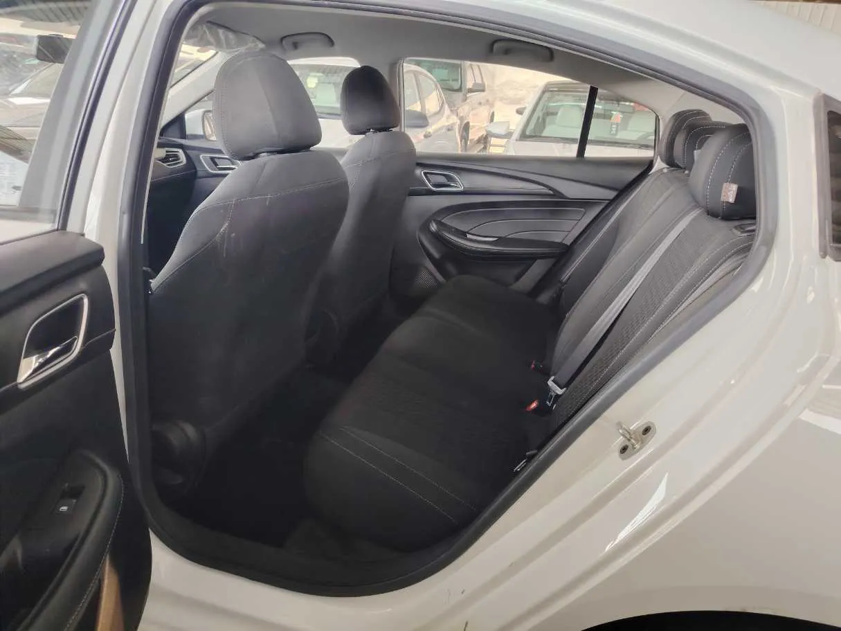 Car image 17