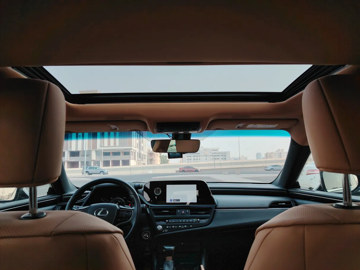 Car image 18