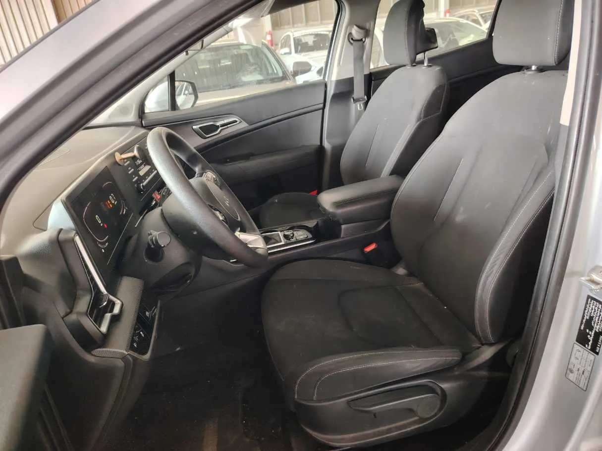 Car image 11