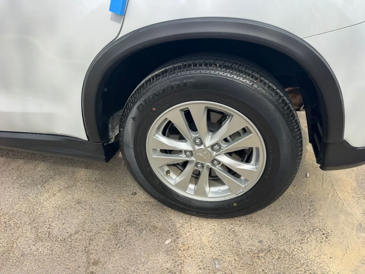 Car image 9