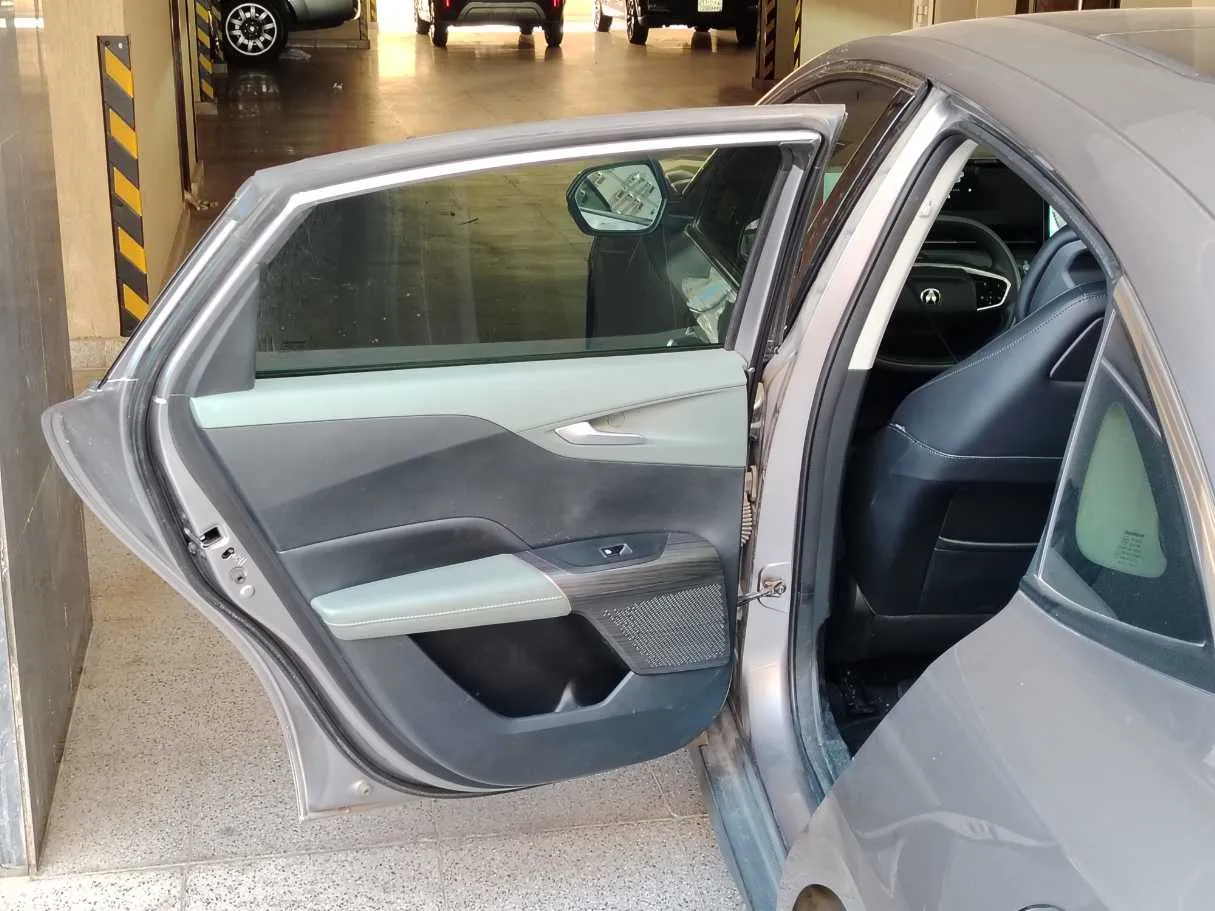 Car image 14