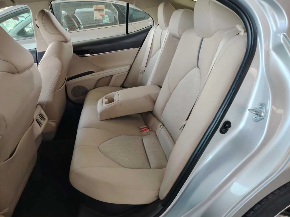 Car image 18