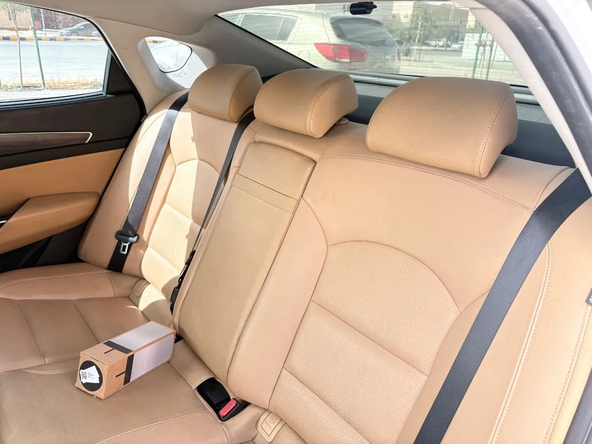 Car image 16