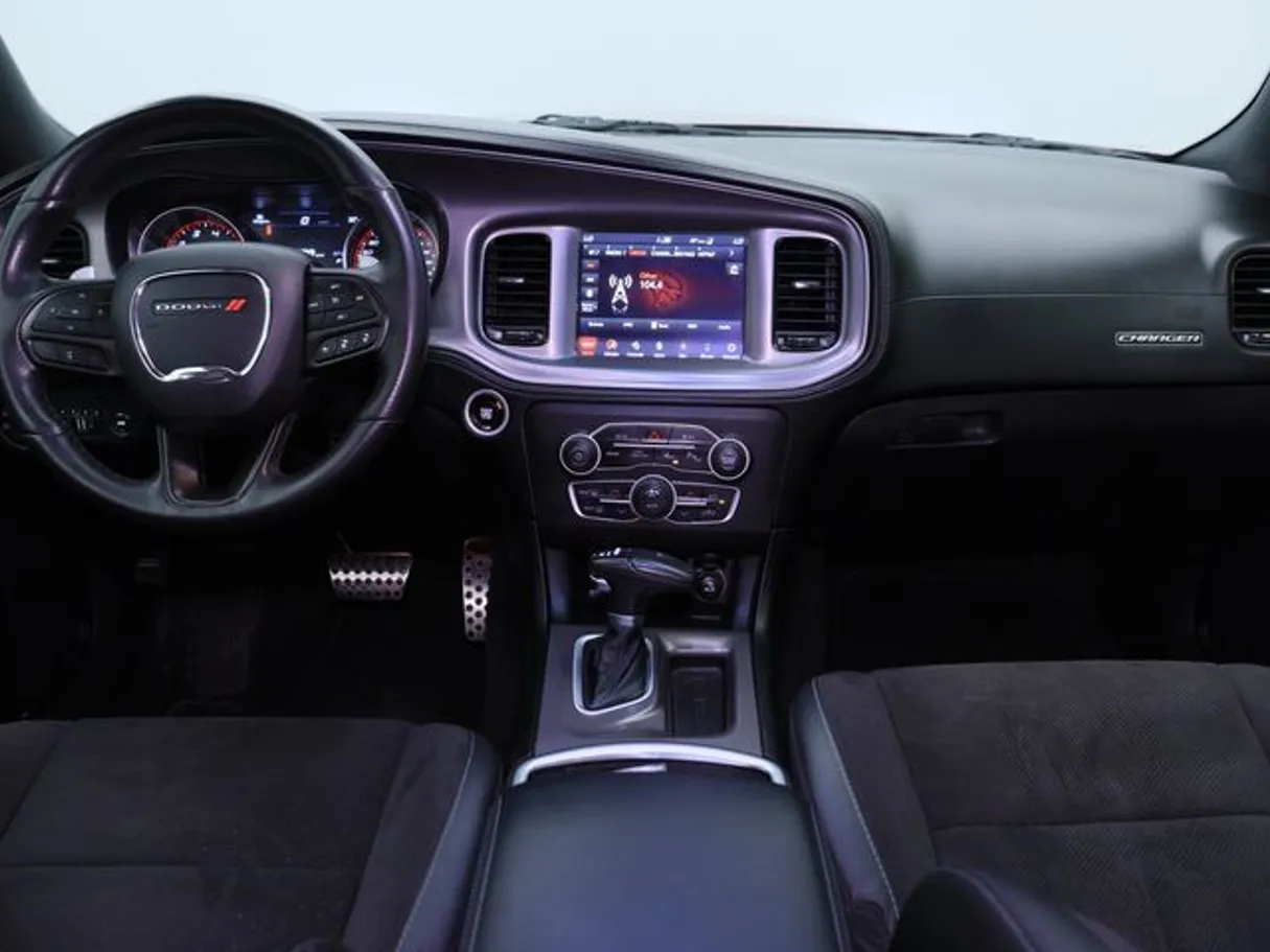 Car image 14