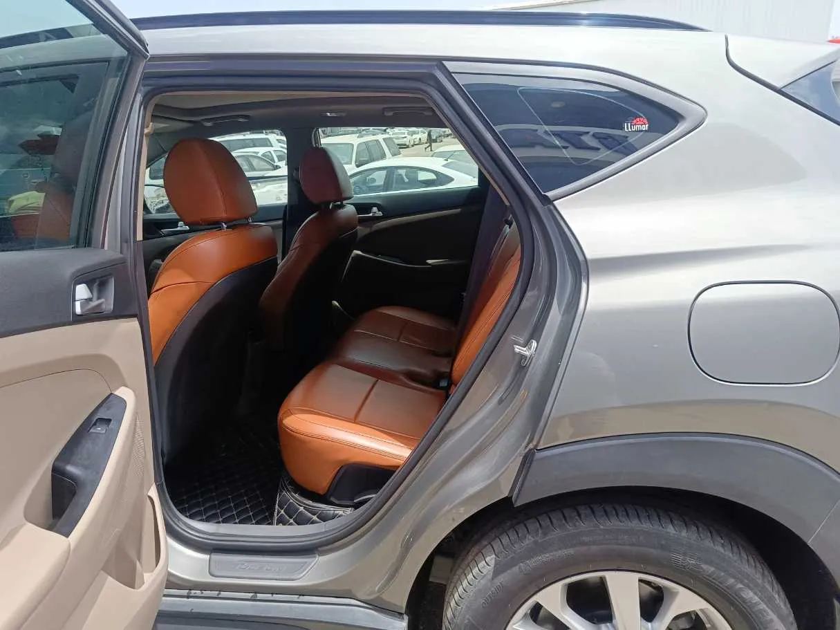 Car image 17