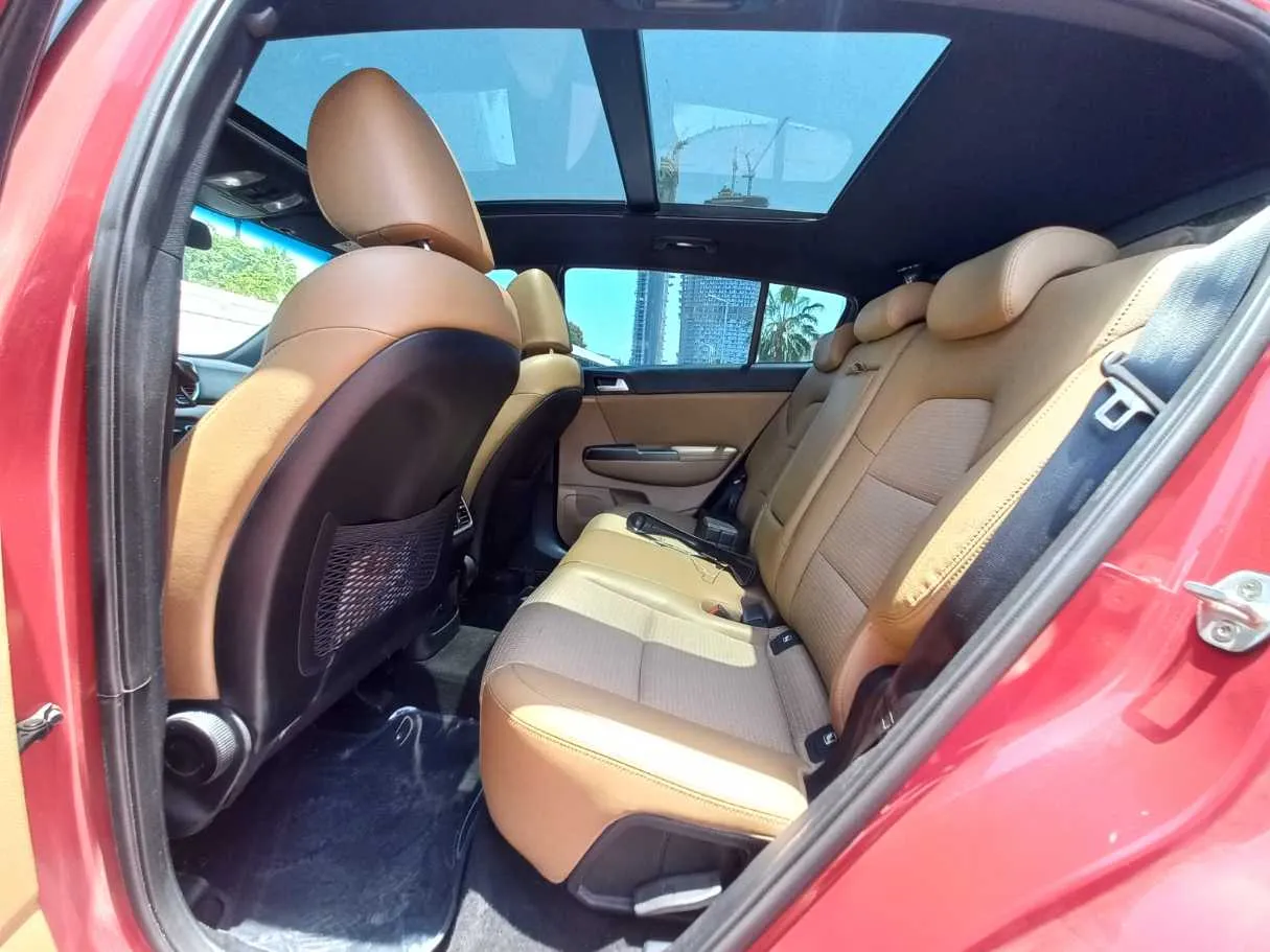 Car image 14
