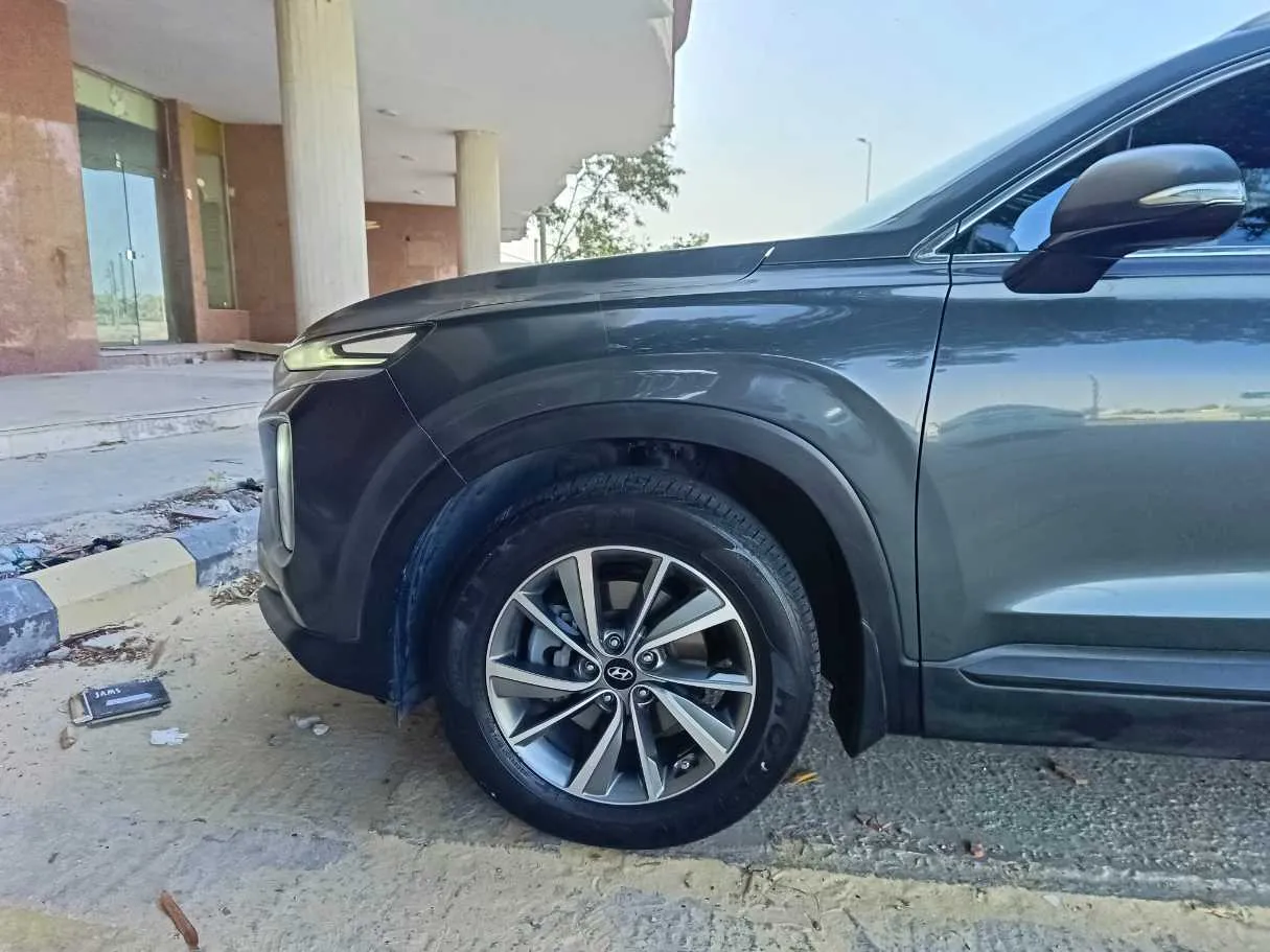 Car image 9