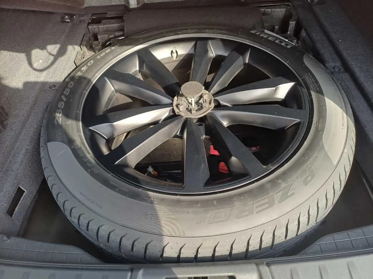 Car image 18