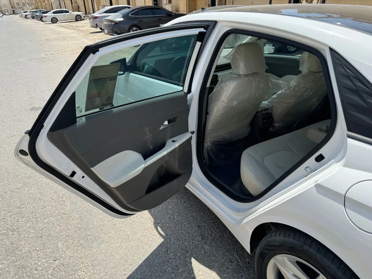 Car image 14