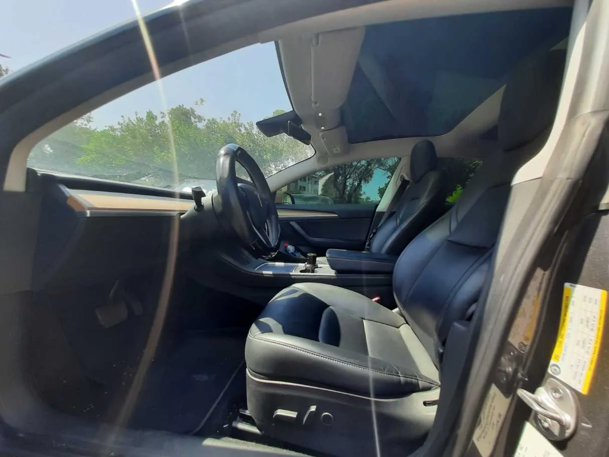 Car image 12