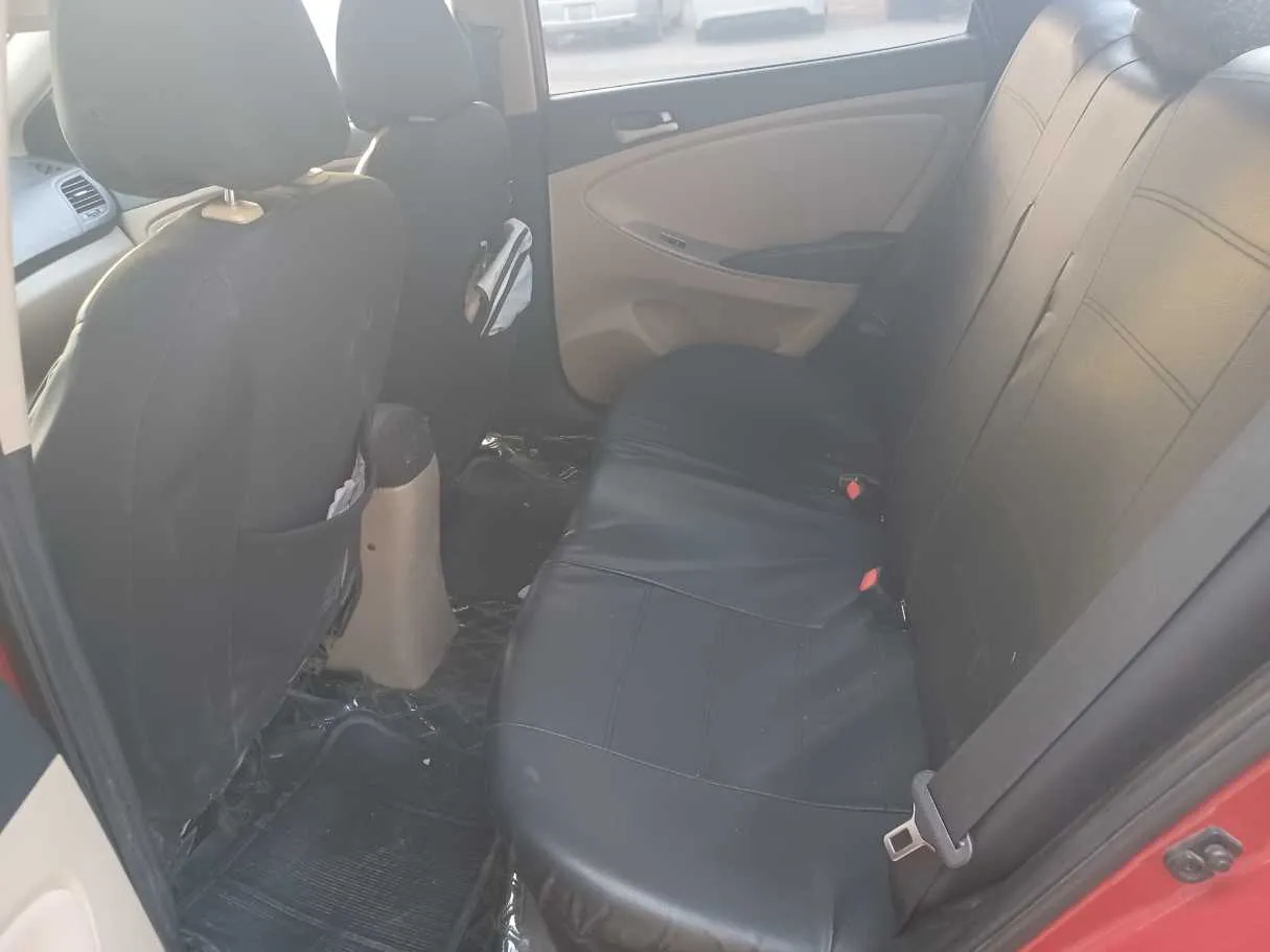 Car image 14