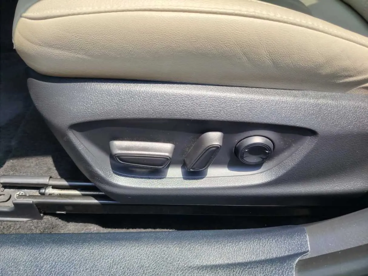 Car image 37