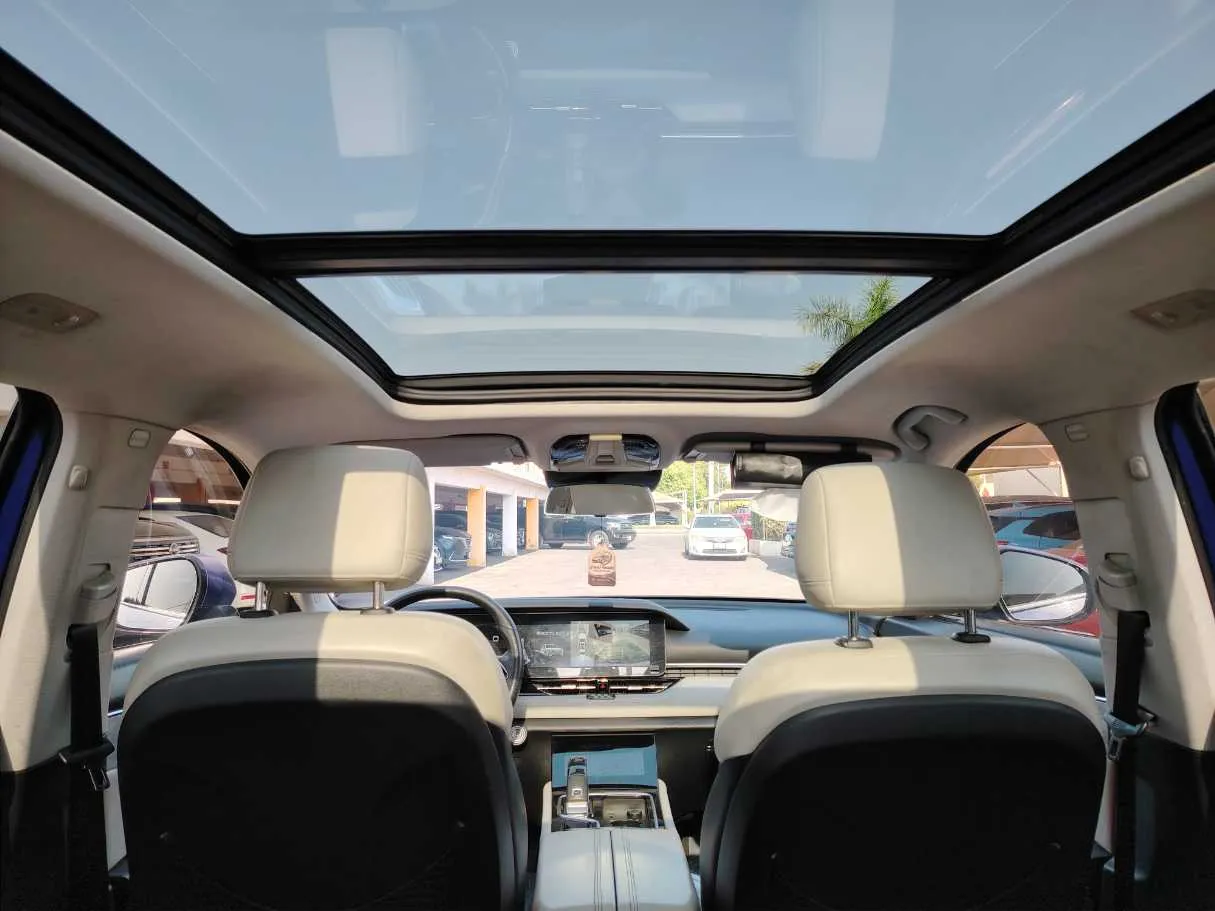 Car image 18