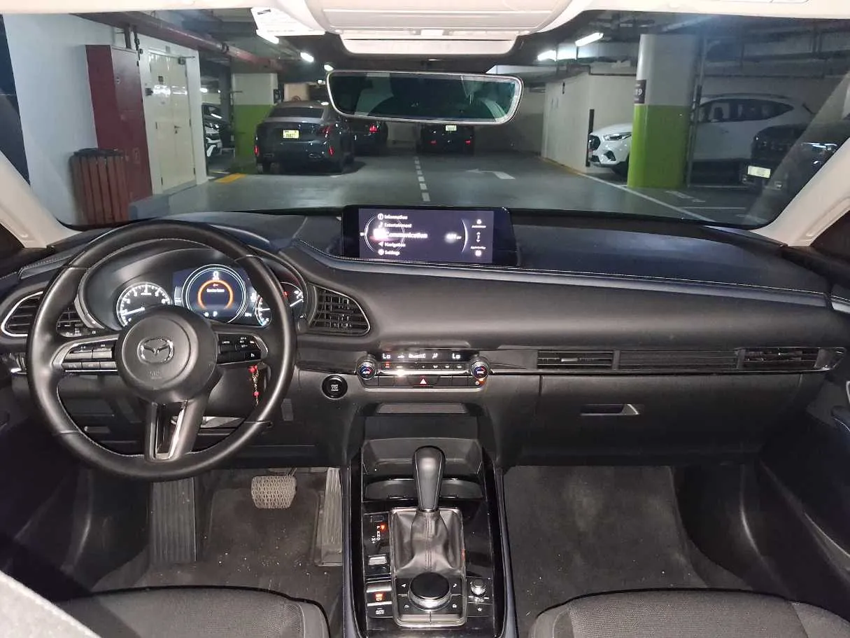 Car image 14