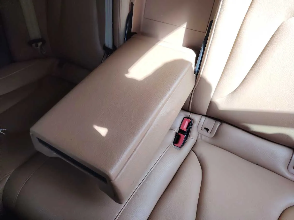 Car image 27