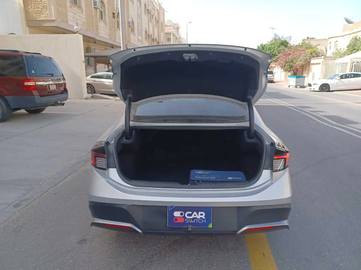 Car image 19