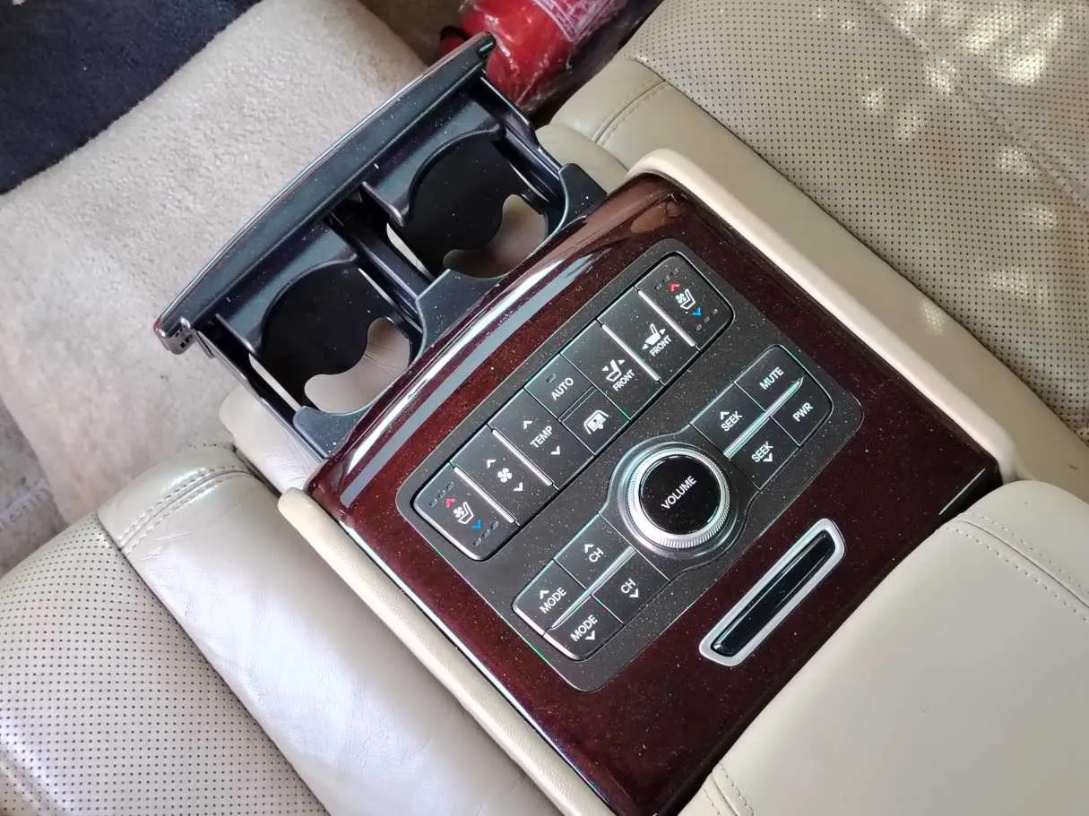 Car image 19