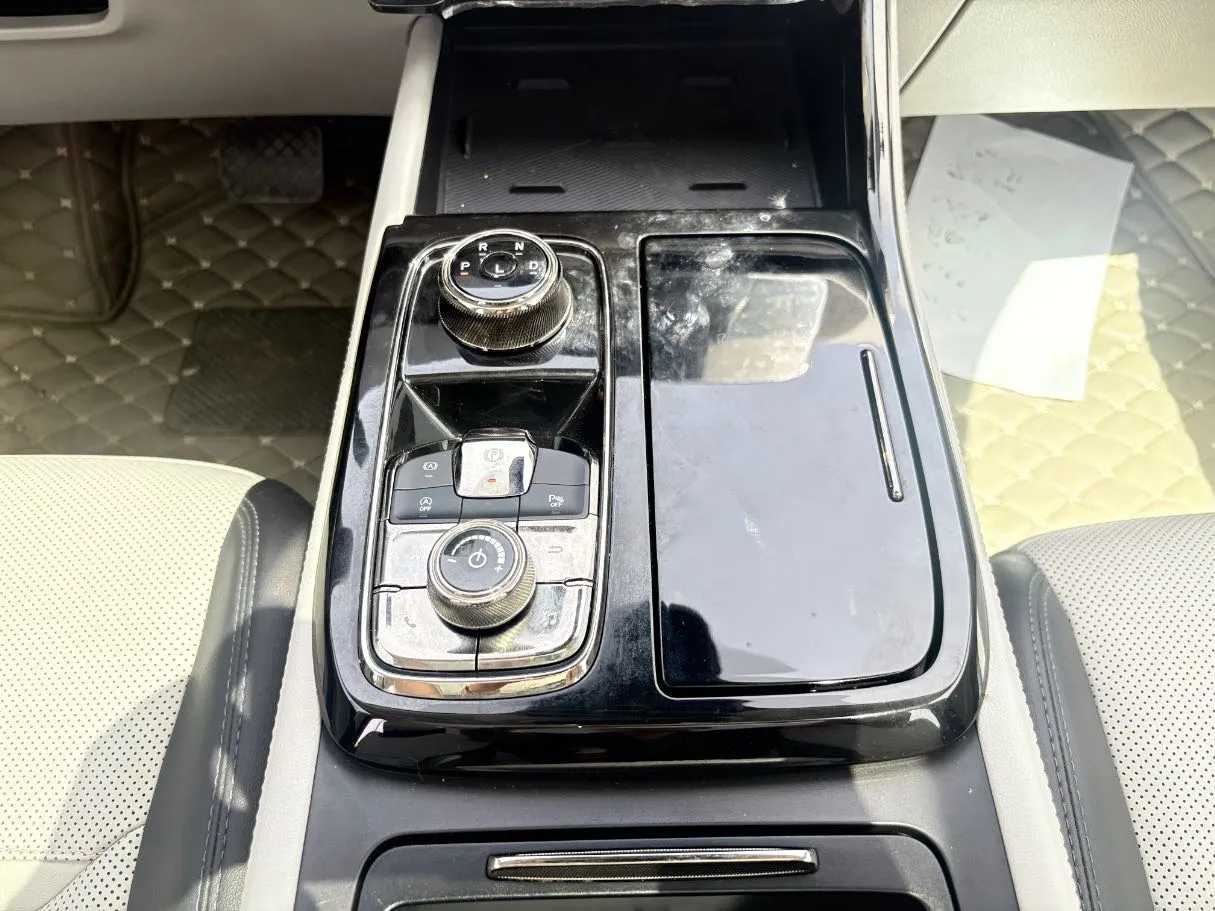 Car image 19
