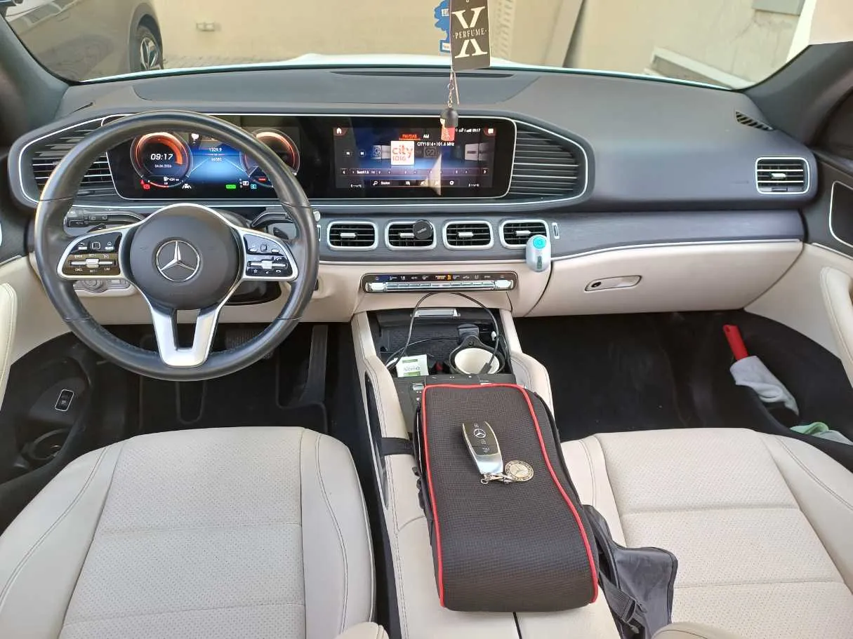 Car image 16