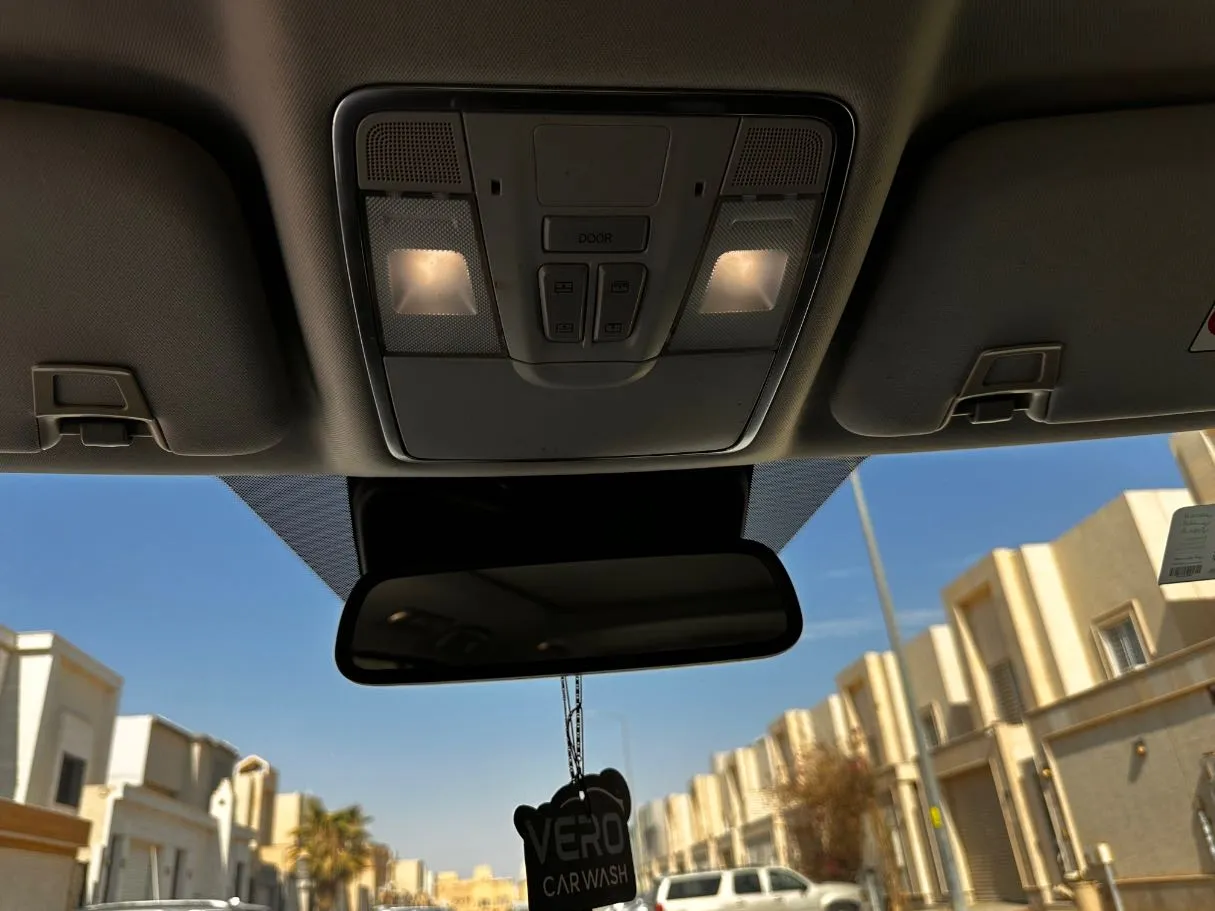 Car image 24