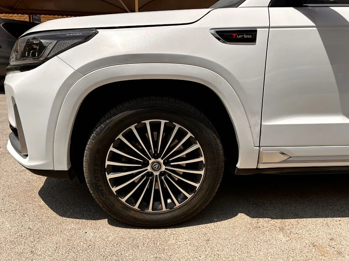 Car image 9