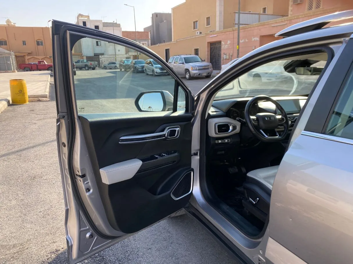 Car image 10