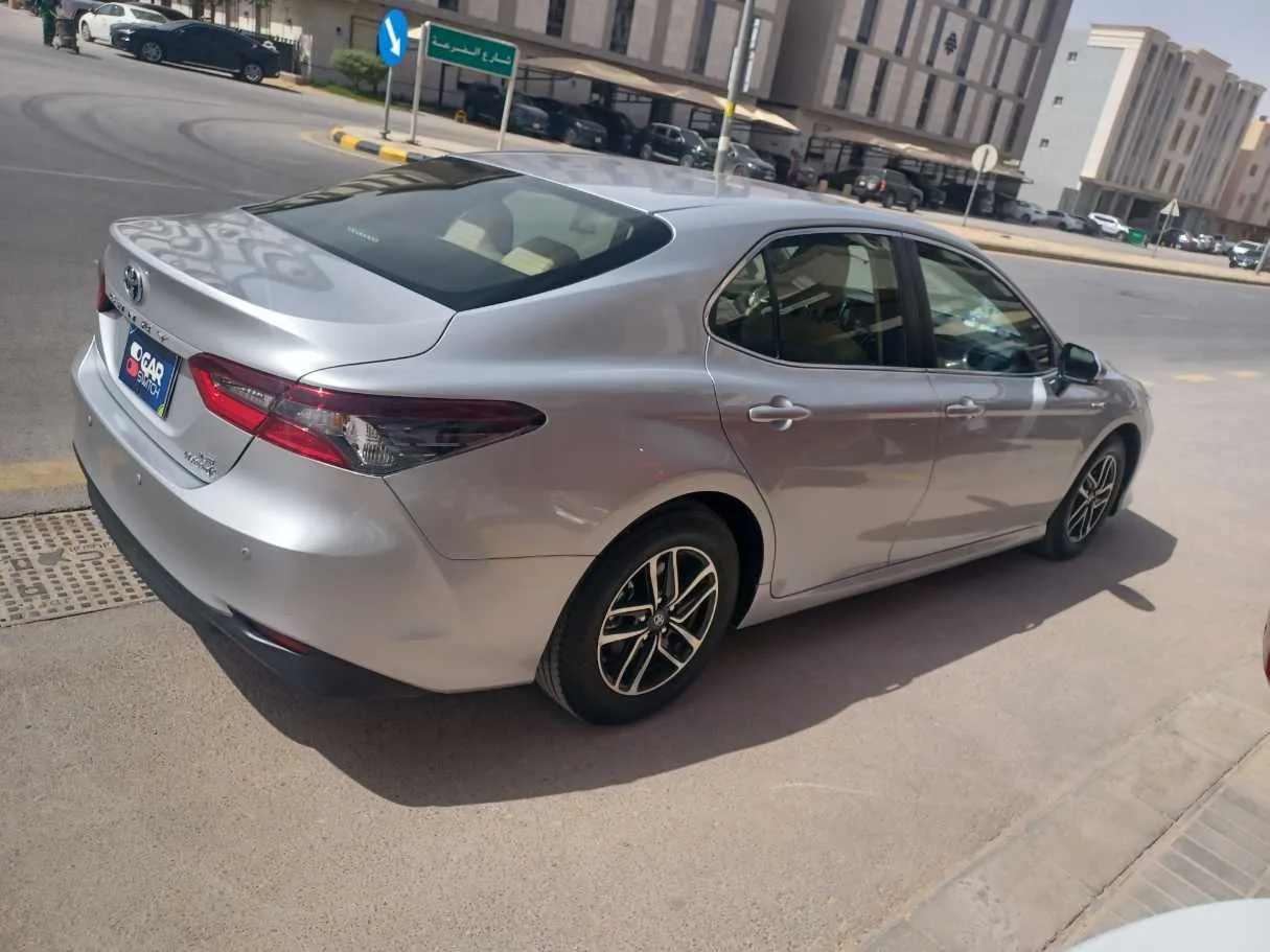 Car image 4