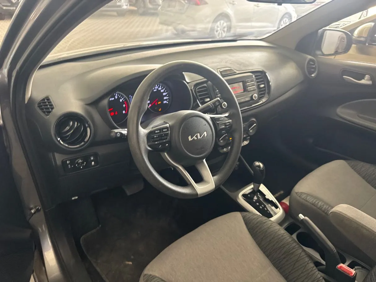 Car image 14