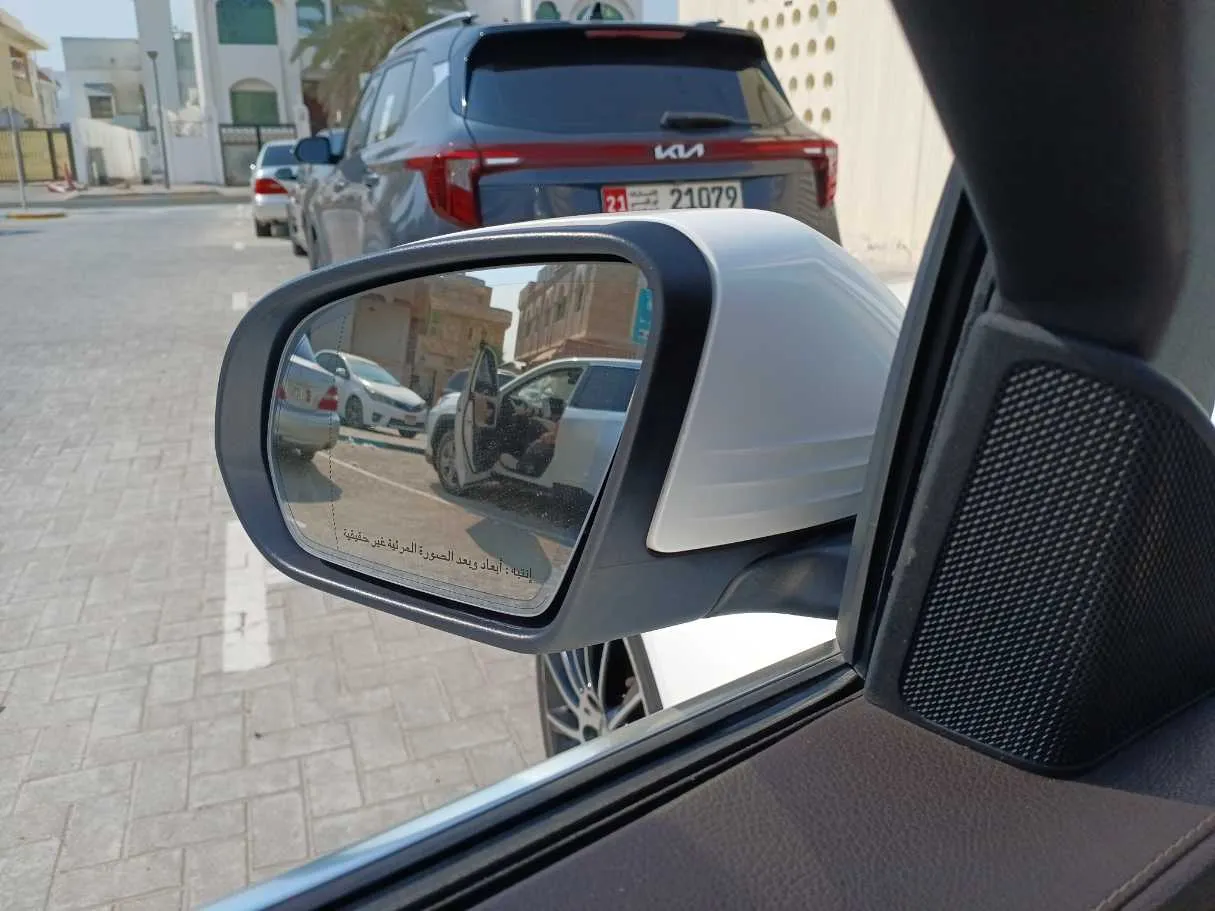 Car image 19