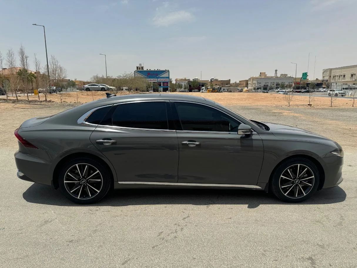 Car image 4