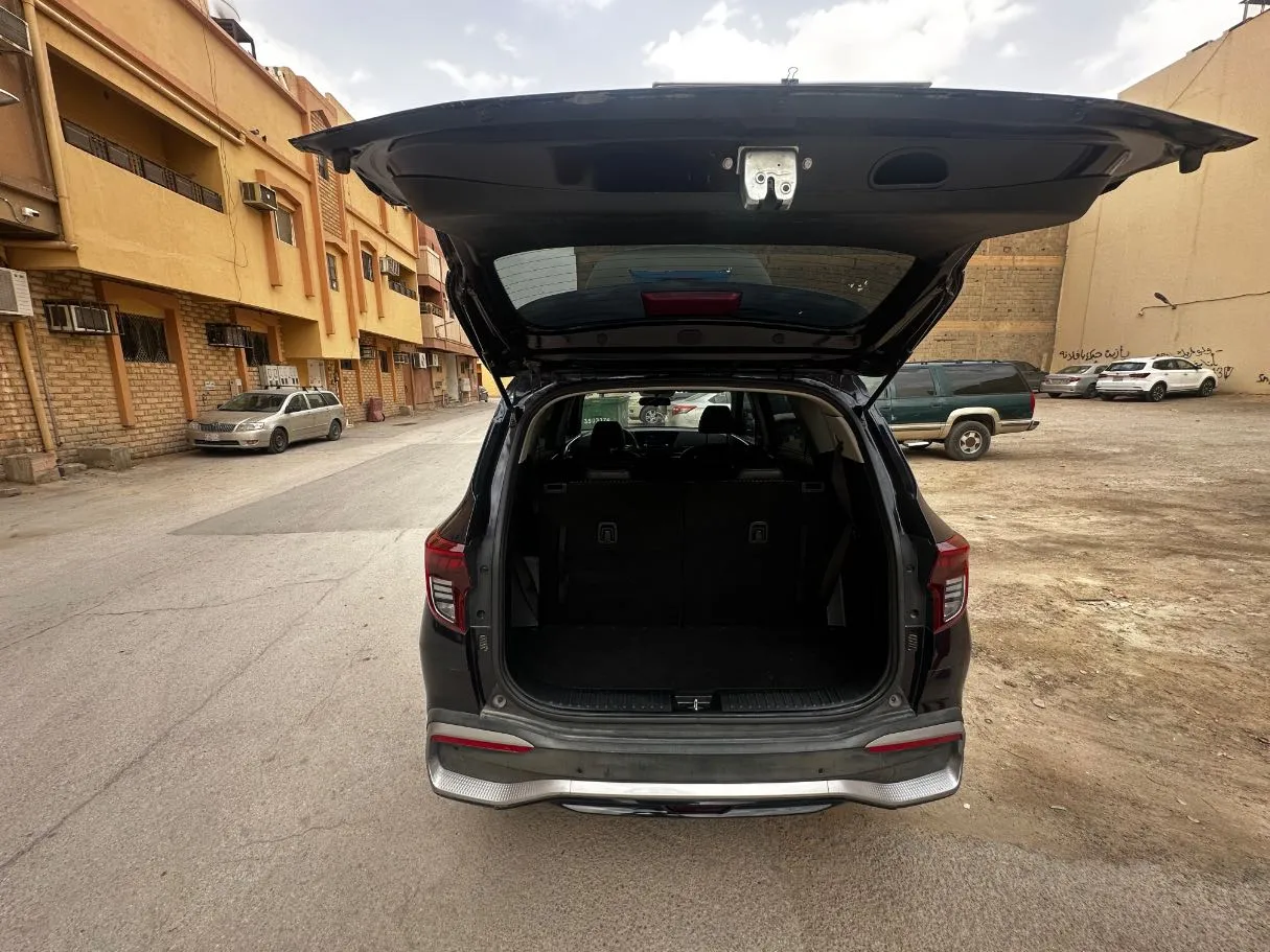 Car image 24