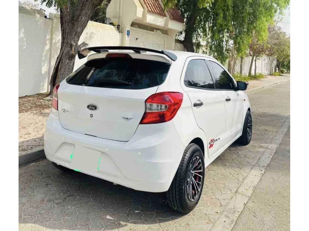 Car image 3