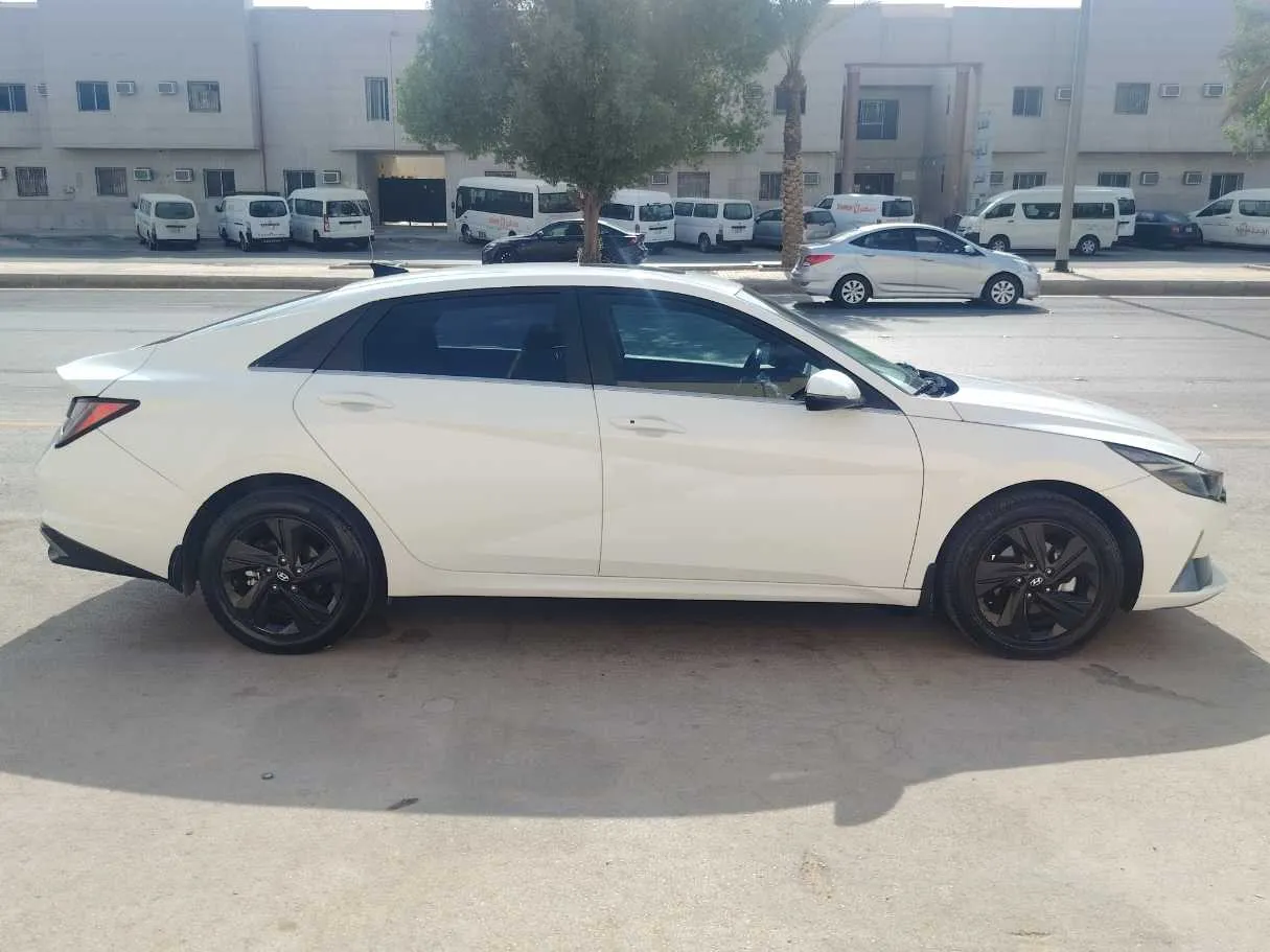 Car image 4