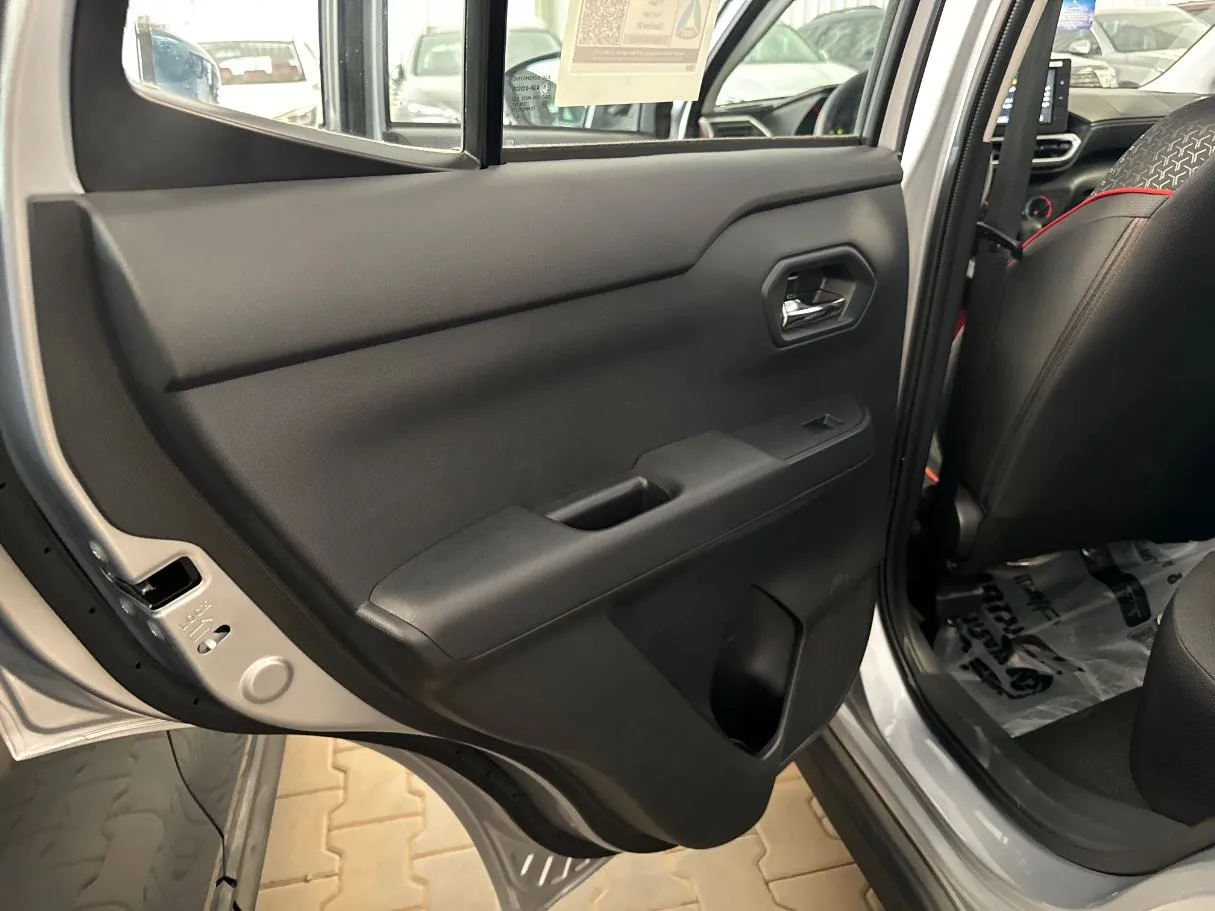 Car image 15