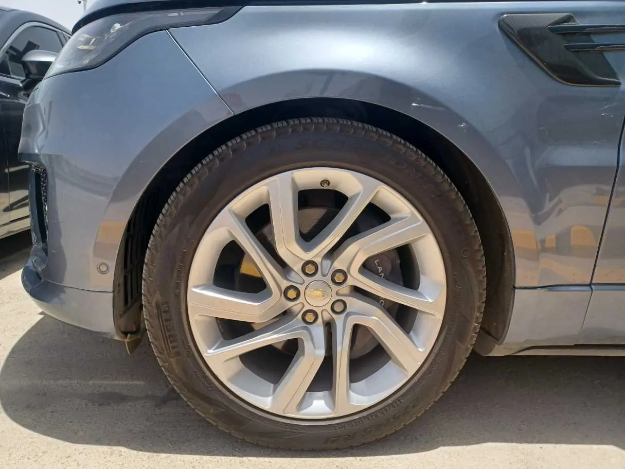 Car image 9