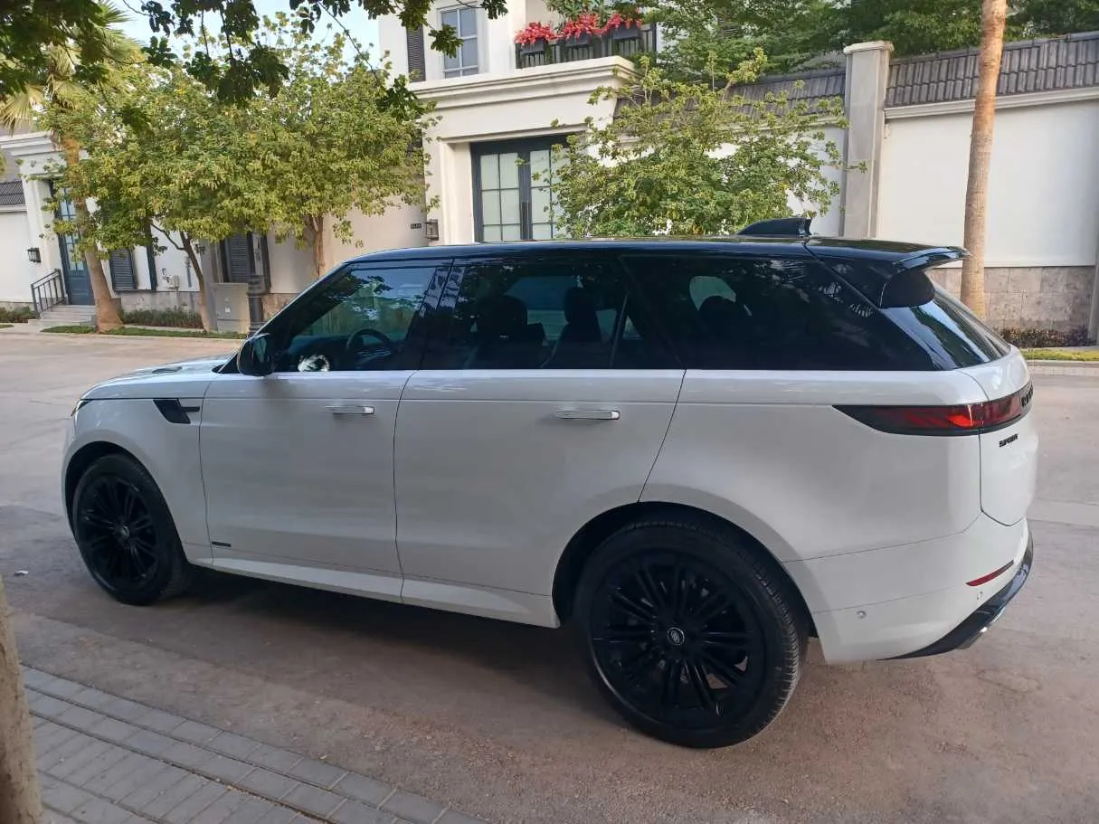 Car image 8