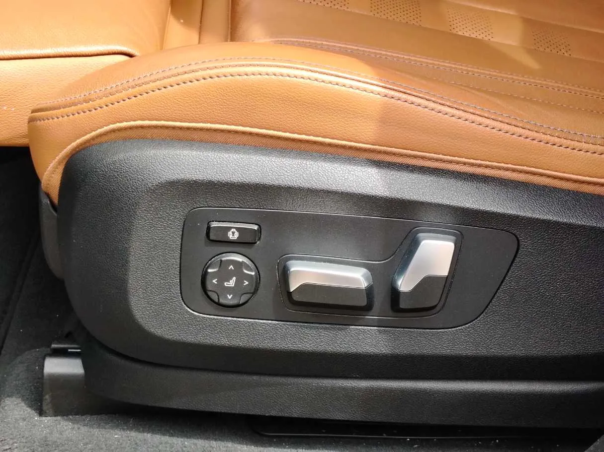 Car image 30