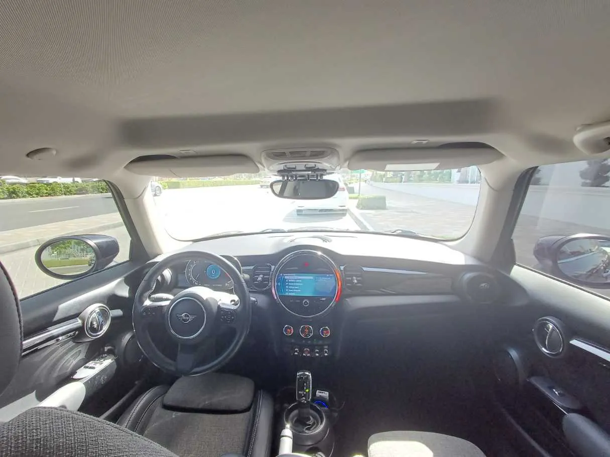 Car image 14