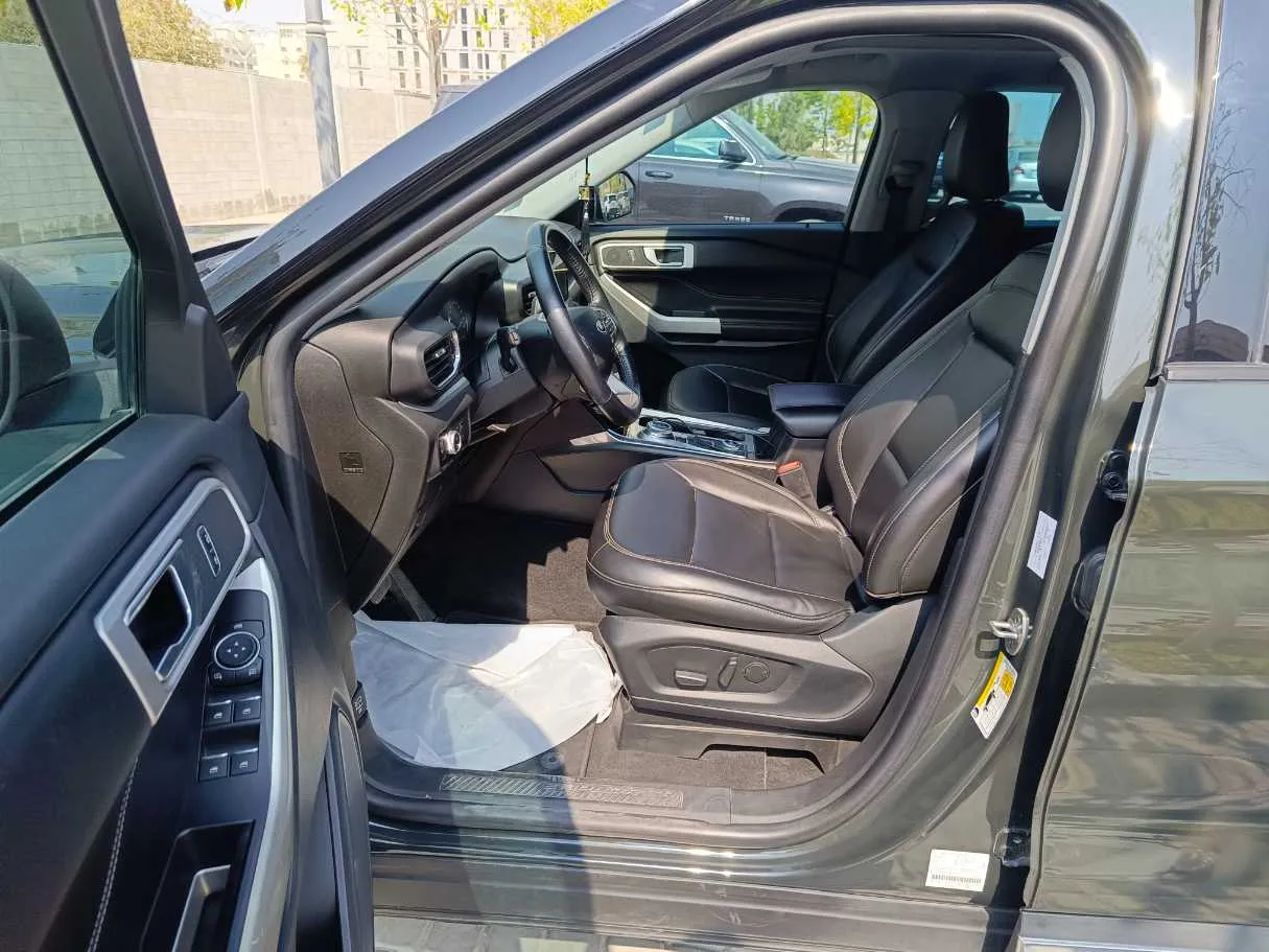 Car image 12