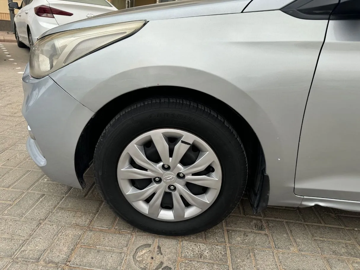 Car image 9