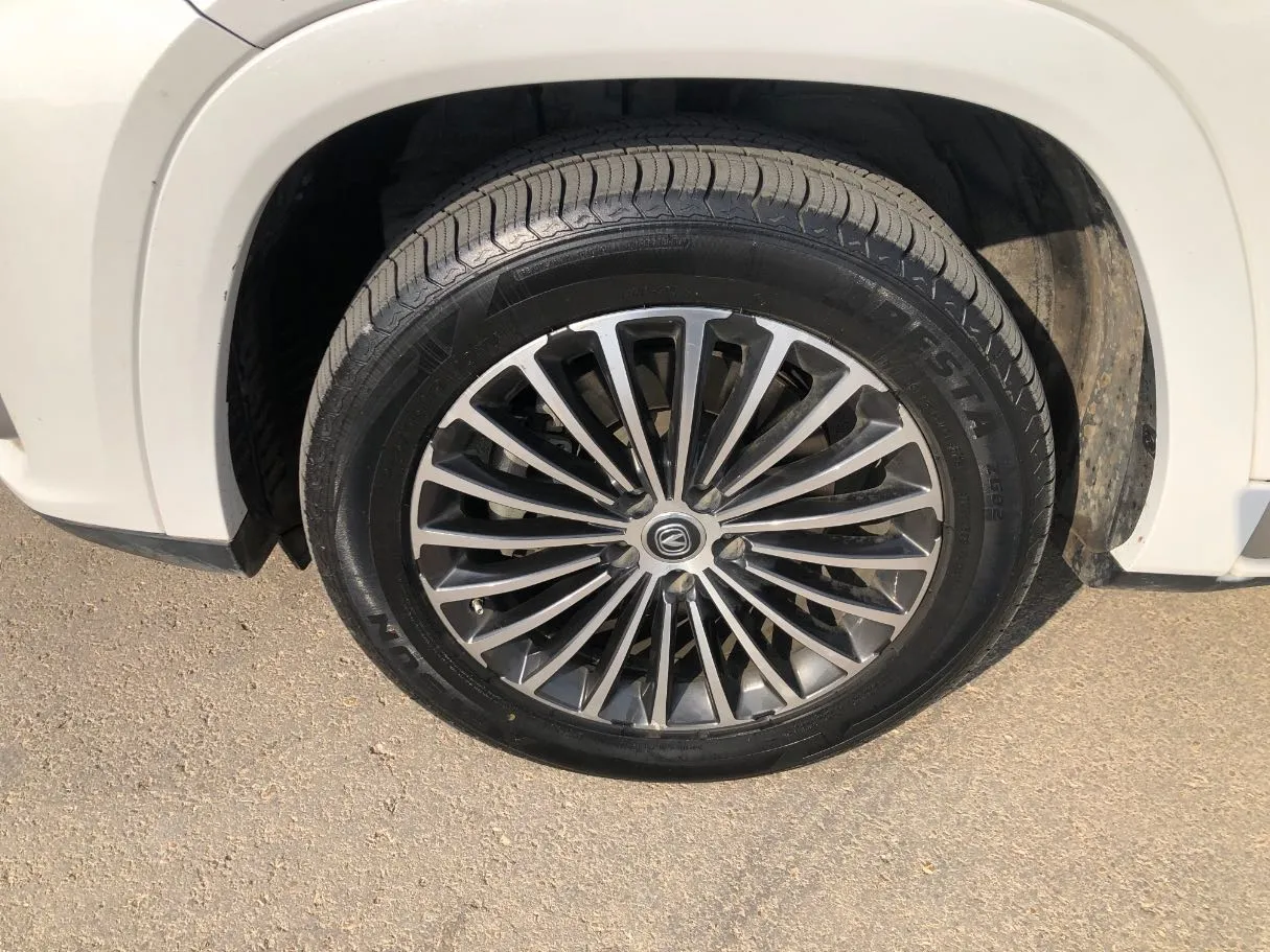 Car image 10