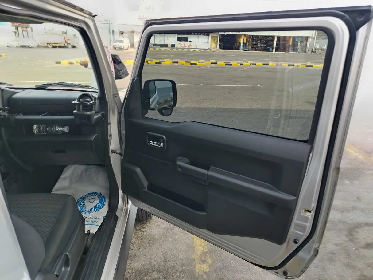 Car image 14